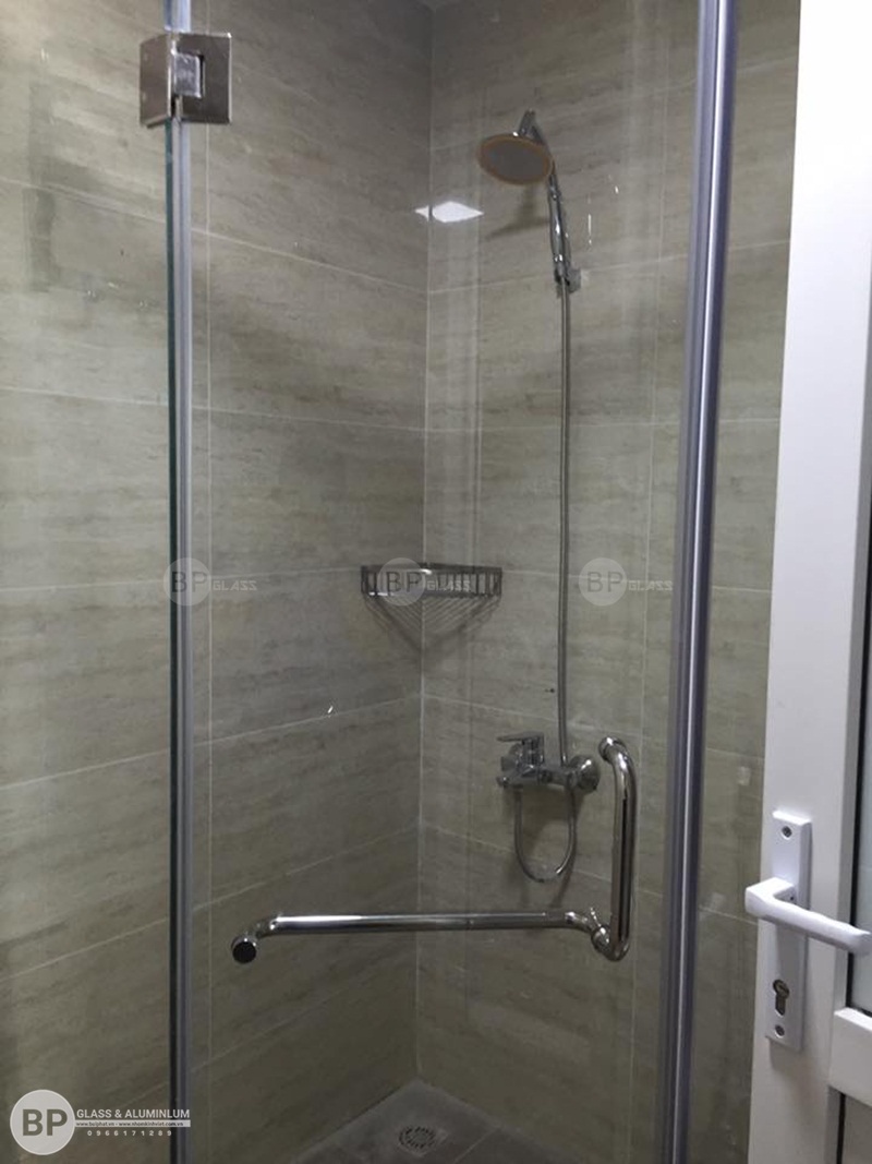 Vách tắm kính 135 tại Số 4 Chính Kinh